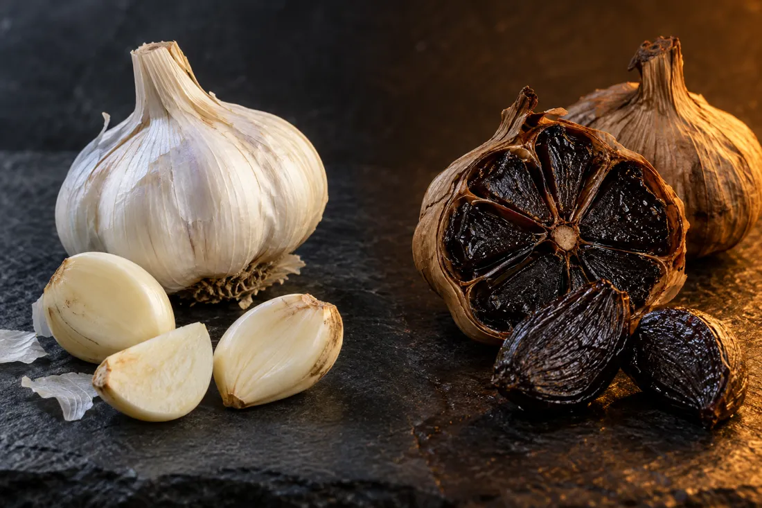 Bawang putih biasa di kiri, bawang hitam di kanan